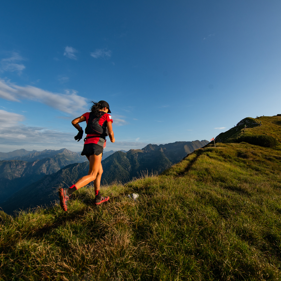 ne traileuse grimpe une côte raide lors du Trail des 8 Clochers